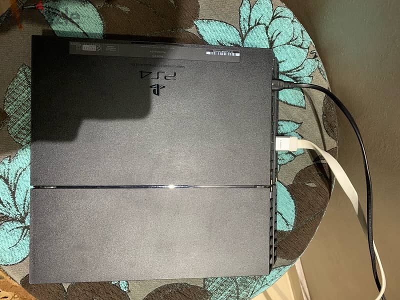 PlayStation 4 بدراعين اصليين + سنه بس +العاب السنه 2