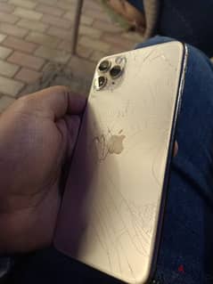 iPhone 11 pro max ضهره مكسور