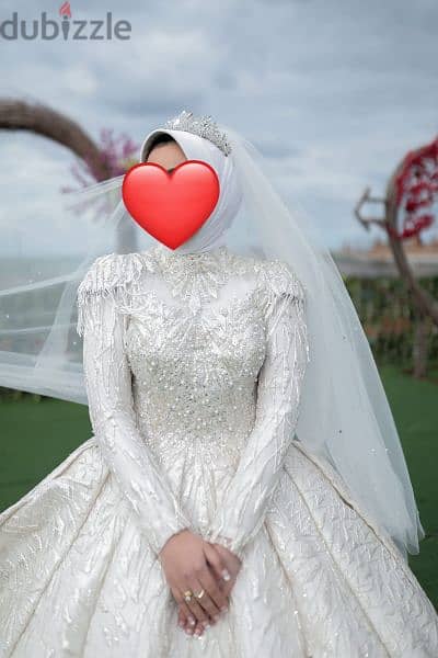 فستان زفاف معاه البدى والطرحه وبوكيه الورد والتاج وروب وسليبر العروسة 1