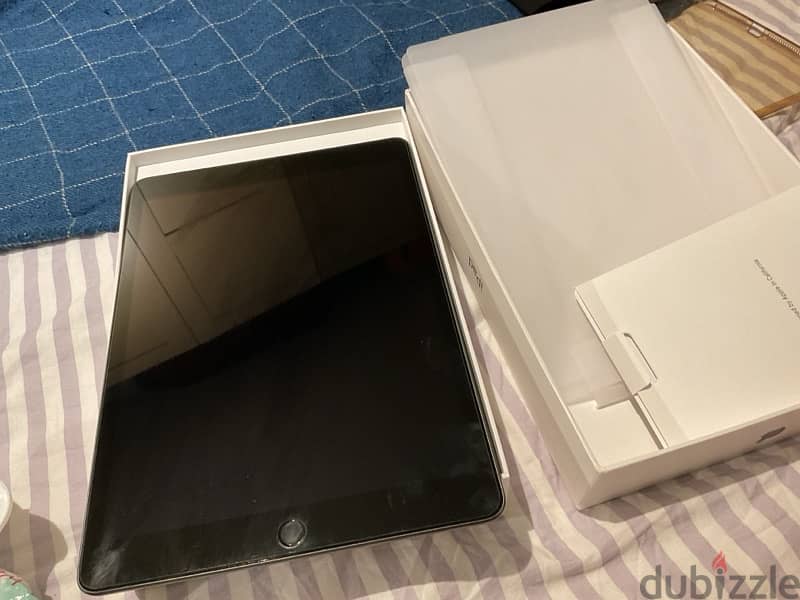 I pad 9 64 giga Wi-Fi only like new without any scratches all with box 0