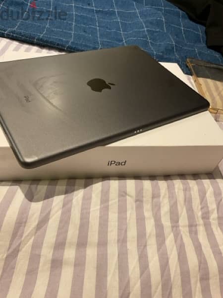 I pad 9 64 giga Wi-Fi only like new without any scratches all with box 4