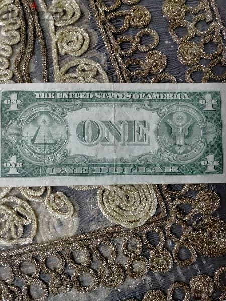 الدولار اصدارات قديمه لمحبى العملات النادره 1