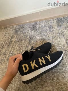 shoes براند DKNY وارد أمريكا