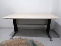 مكتب خشب كبير بيج بأرجل معدنية - Beige wooden desk with metal legs