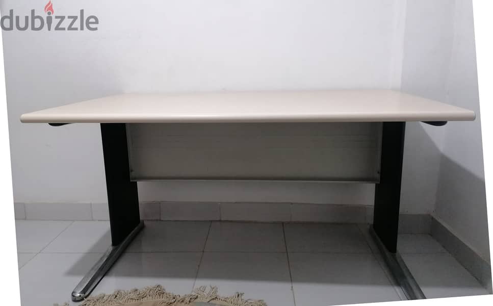 مكتب خشب كبير بيج بأرجل معدنية - Beige wooden desk with metal legs 4