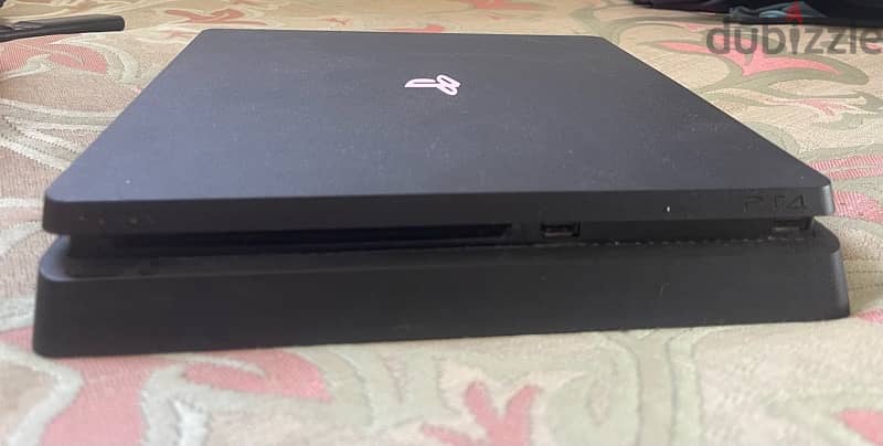 ps4 slim 1 tera , excellent condition with 2 controllers 3