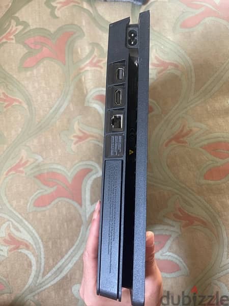 ps4 slim 1 tera , excellent condition with 2 controllers 4