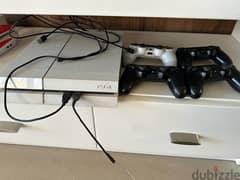 play station 4 ( 4 controllers)