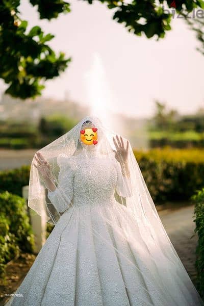 فستان زفاف ابيض بالطرحة بيع ٧٠٠٠ وايجار ٤٠٠٠ استعمال مرة واحدة فقط 1