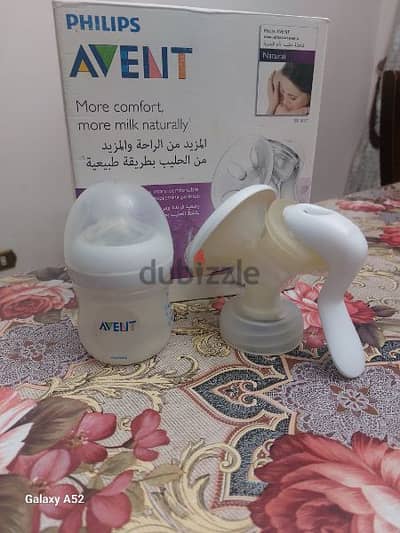 مضخات للثدى مع زجاجات رضاعة ماركة Avent