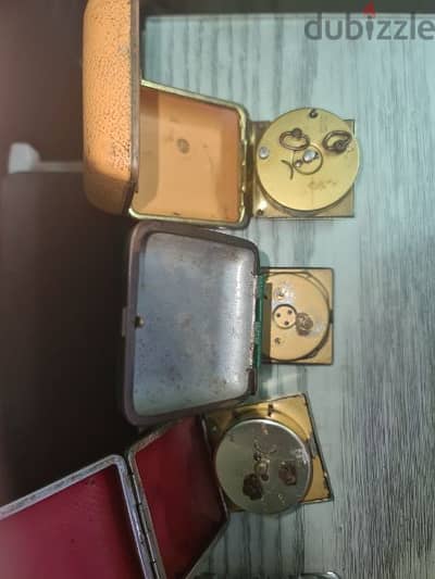 ثلاث منبهات وساعات