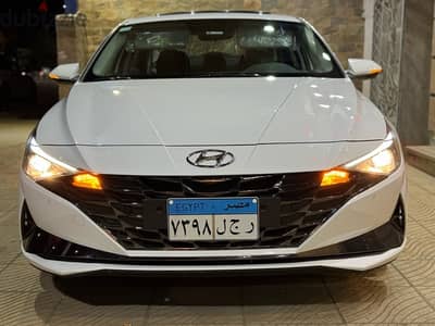 HYUNDAI ELANTRA  CN7 MODERN الفئه 5 WAKEL  2022 KM 10000فابريكه صيانات