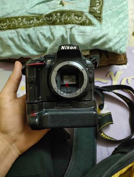بادي Nikon 5300  وبيتر جريب والشنطه ٢بطاريه 1