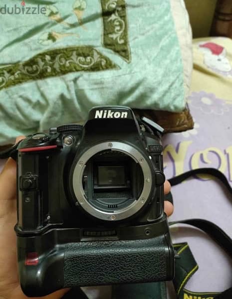 بادي Nikon 5300  وبيتر جريب والشنطه ٢بطاريه 2