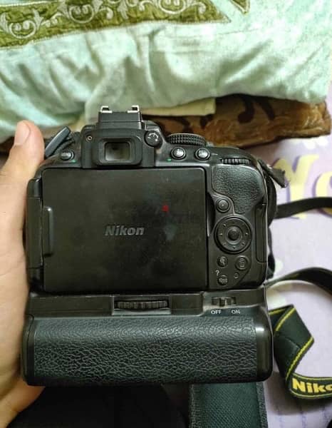 بادي Nikon 5300  وبيتر جريب والشنطه ٢بطاريه 4