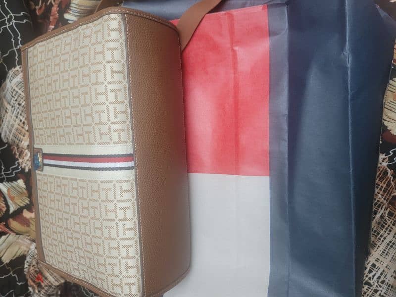 New Tommy bag original from USA . . . didn't use 2