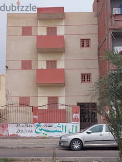 بيت للبيع في الحي ١٢ مبني 3 ادوار أمام مدرسة و مركز طب العاشر من رمضان