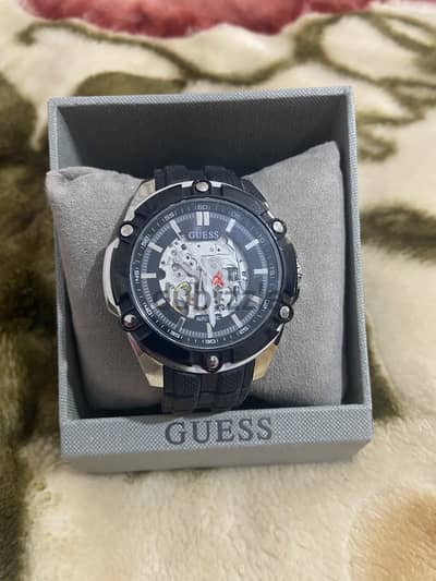 ساعه GUESS بالعلبه الاصليه والضمان حاله نادرة