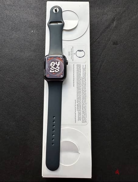 Apple Watch SE (44mm) Space Gray + Full Box Excellent condition 1
