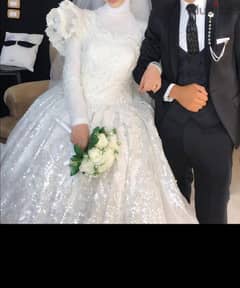 فستان زفاف بكتف وديل طويل استعمال مره واحده