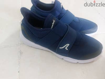 decathlon size 40 navy خفبف جدا رياضى