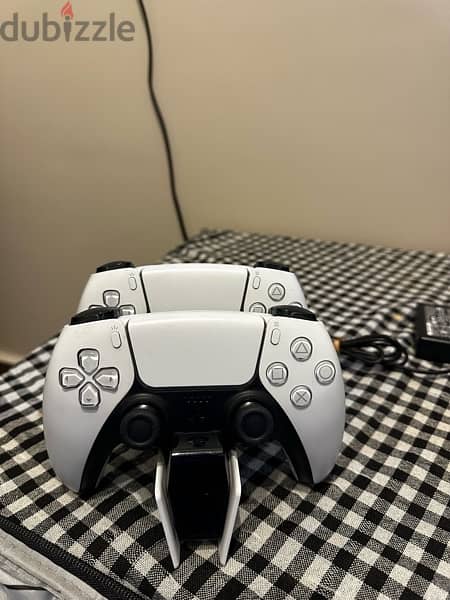 Ps5 Perfect condition 2 controllers + charging base 1
