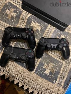 ps4 1 TB with 3 controllers 0