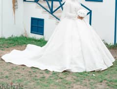 فستان زفاف مع الطرحة والبوكيه 0
