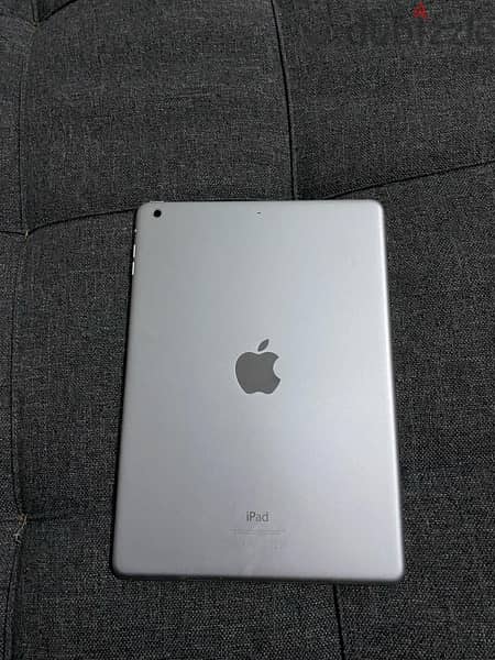 iPad Air + charger (new) 2