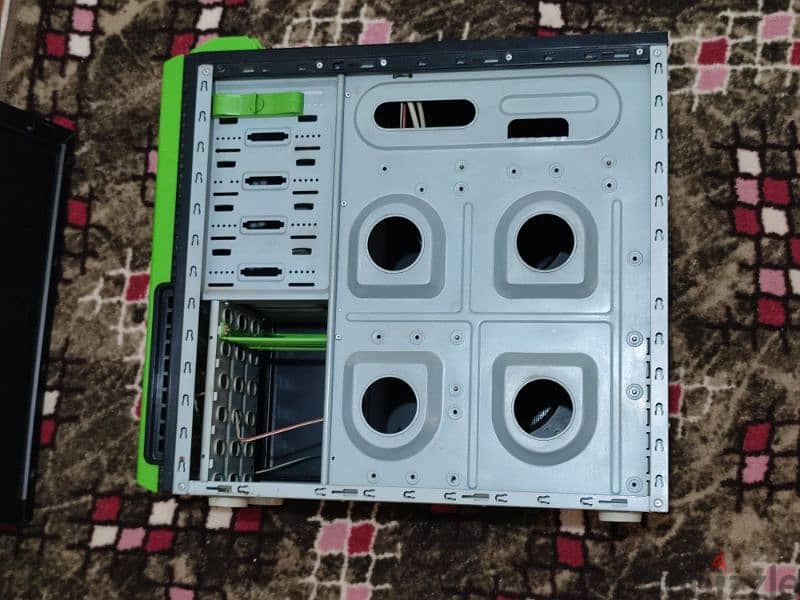 PC case with power supply  كيسة كمبيوتر بها باور صبلاي 5