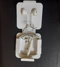 MMTN2ZM/A EarPods With Lightning Connector 0