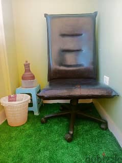 كرسي مكتب جلد مريح جدا و هزاز للبيع  او للتبديل مع مرجيحة بلكونة 0