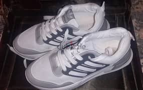 حذاء ماركة ( Adidas ) مقاس 45 . جديد لانج لم يستخدم . أبيض في رمادي