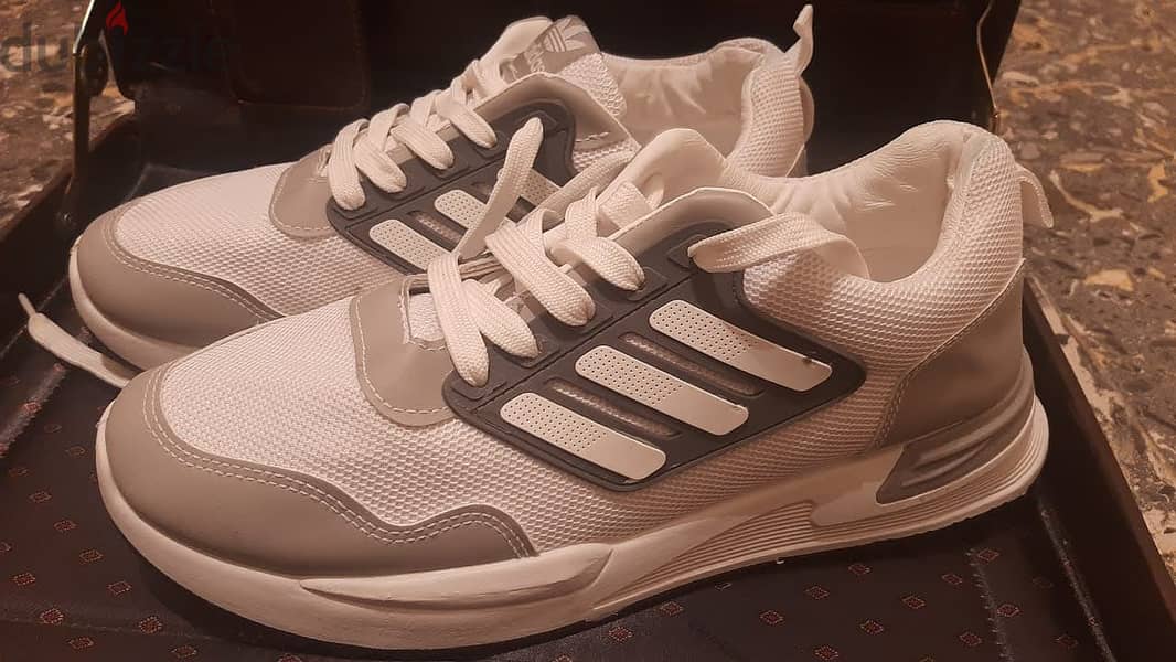 حذاء ماركة ( Adidas ) مقاس 45 . جديد لانج لم يستخدم . أبيض في رمادي 6