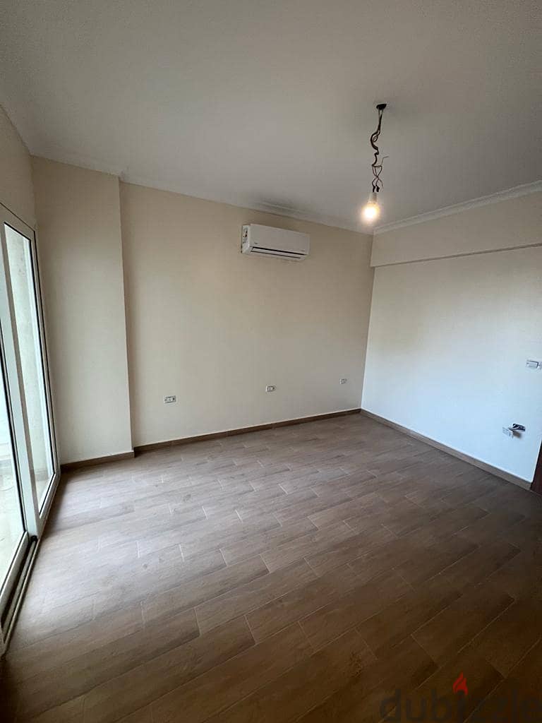 Resale Apartment 3 bedrooms fully finished with ACs  Mountain view RTM 2