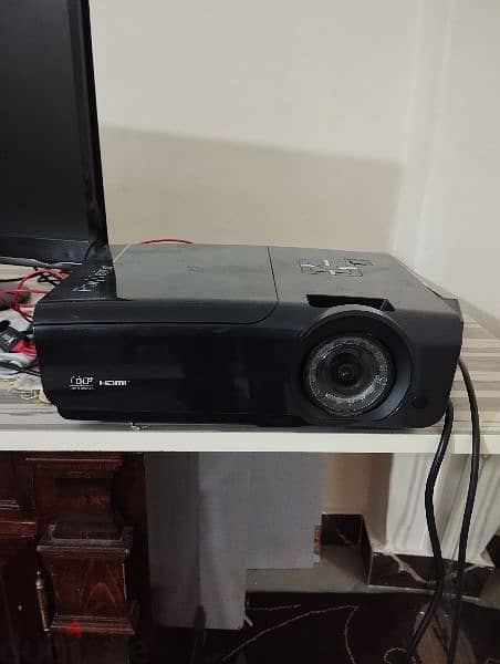 polyvision projector 2500 lumens 120 inches 4000 hour 1