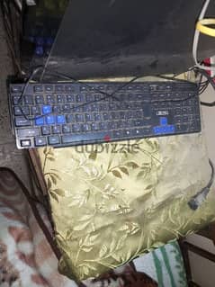 لوحة مفاتيح كمبيوتر شغاله