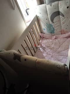 سرير أطفال خشبي MDF بحالة الجديد