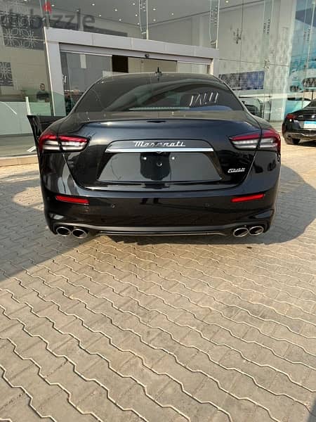 maserati ghibli 2022 black x red 1