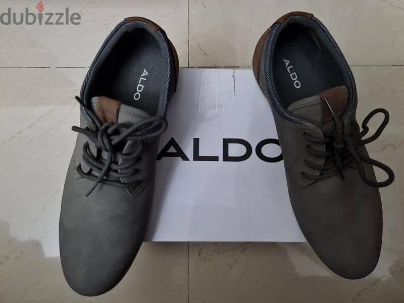 حذاء الدو مقاس ٤٠ استعمال بسيط رمادي اللون 1