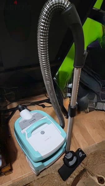 2000w vacuum cleaner wet & dry مكنسة بووش بحالة ممتازة Bosch hoover 3