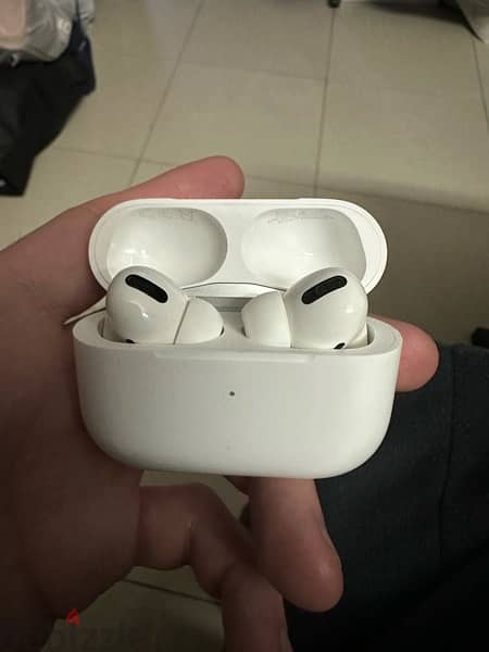 Apple Airpods pro 1st generation with wireless charging case ايربودز ١ 1