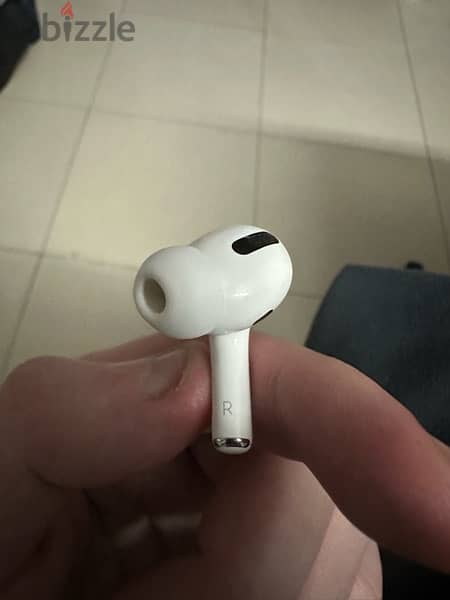 Apple Airpods pro 1st generation with wireless charging case ايربودز ١ 2