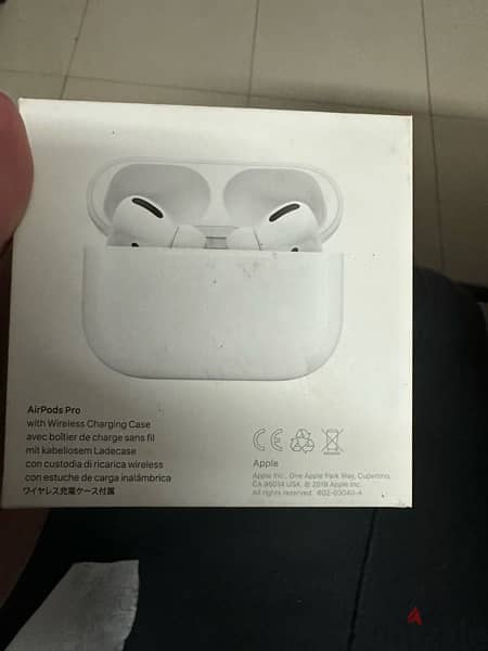 Apple Airpods pro 1st generation with wireless charging case ايربودز ١ 9