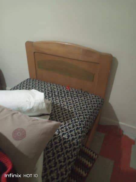 كنبه سرير لونها بني بحالة ممتازه وسرير عرض متر بالملل والمرتبه 2