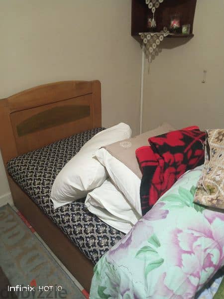 كنبه سرير لونها بني بحالة ممتازه وسرير عرض متر بالملل والمرتبه 3