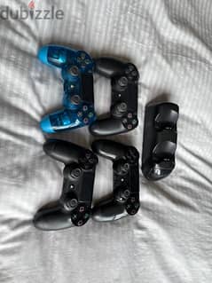 4 ps4 controllers and a charging port 0
