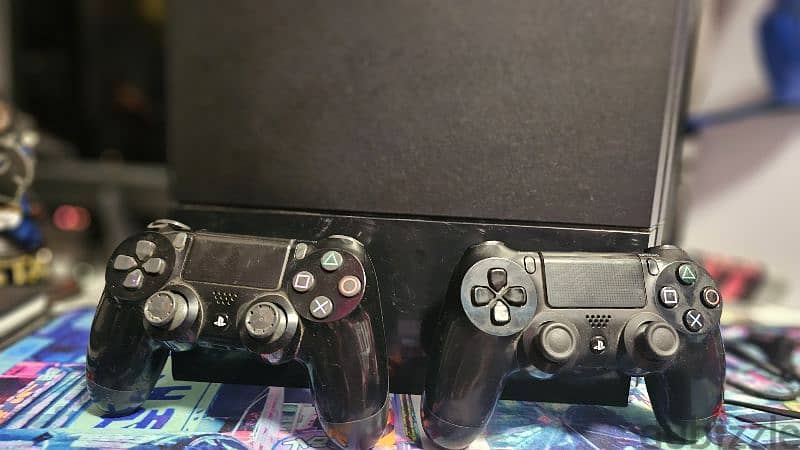 PlayStation 4 with 2 controllers بلايستيشن ٤ معاه دراعين 1