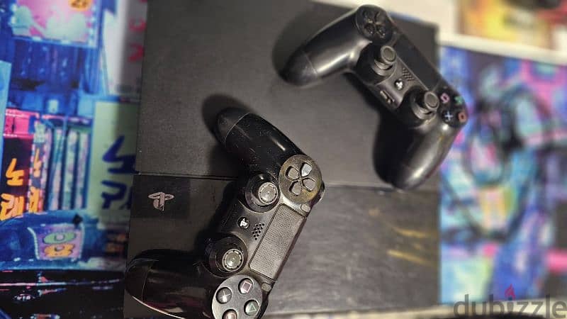 PlayStation 4 with 2 controllers بلايستيشن ٤ معاه دراعين 2