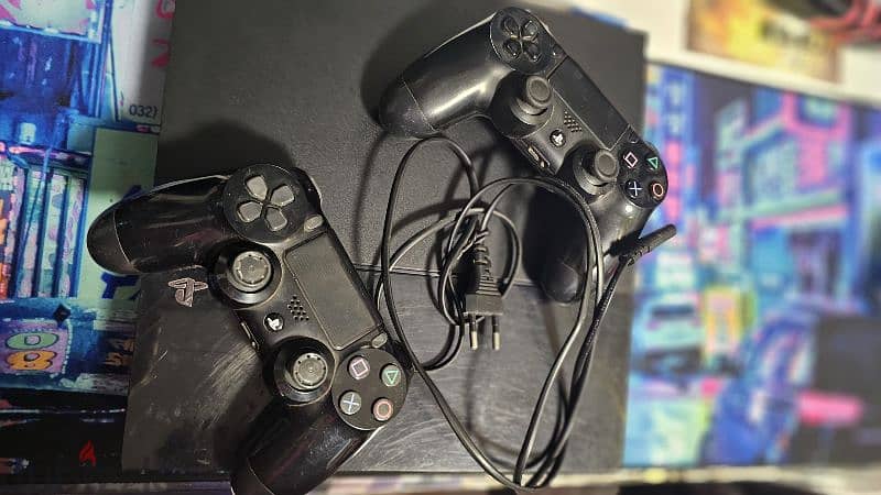 PlayStation 4 with 2 controllers بلايستيشن ٤ معاه دراعين 3